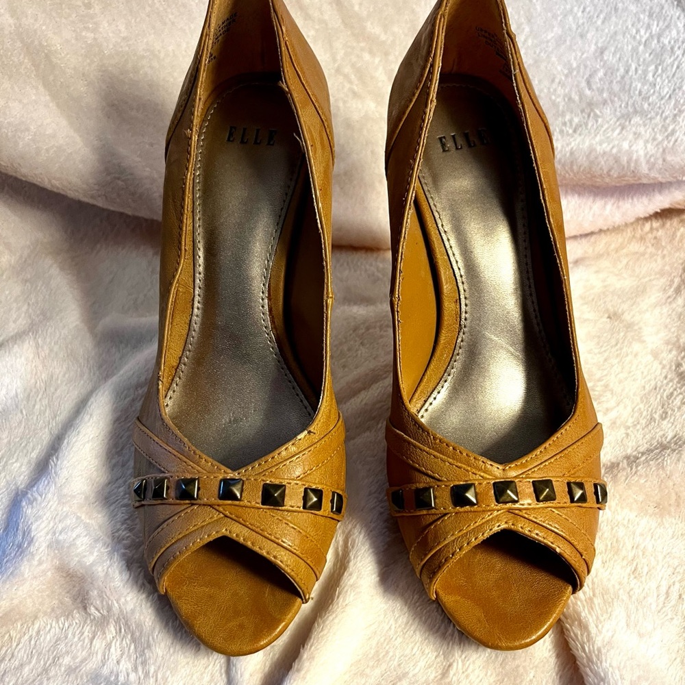 Ladies Elle “Ali Camel" Tan Platform Stilettos with 4" Heel. Size 7.